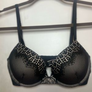 Like new! Victoria’s Secret (32D) unique bra with underwire